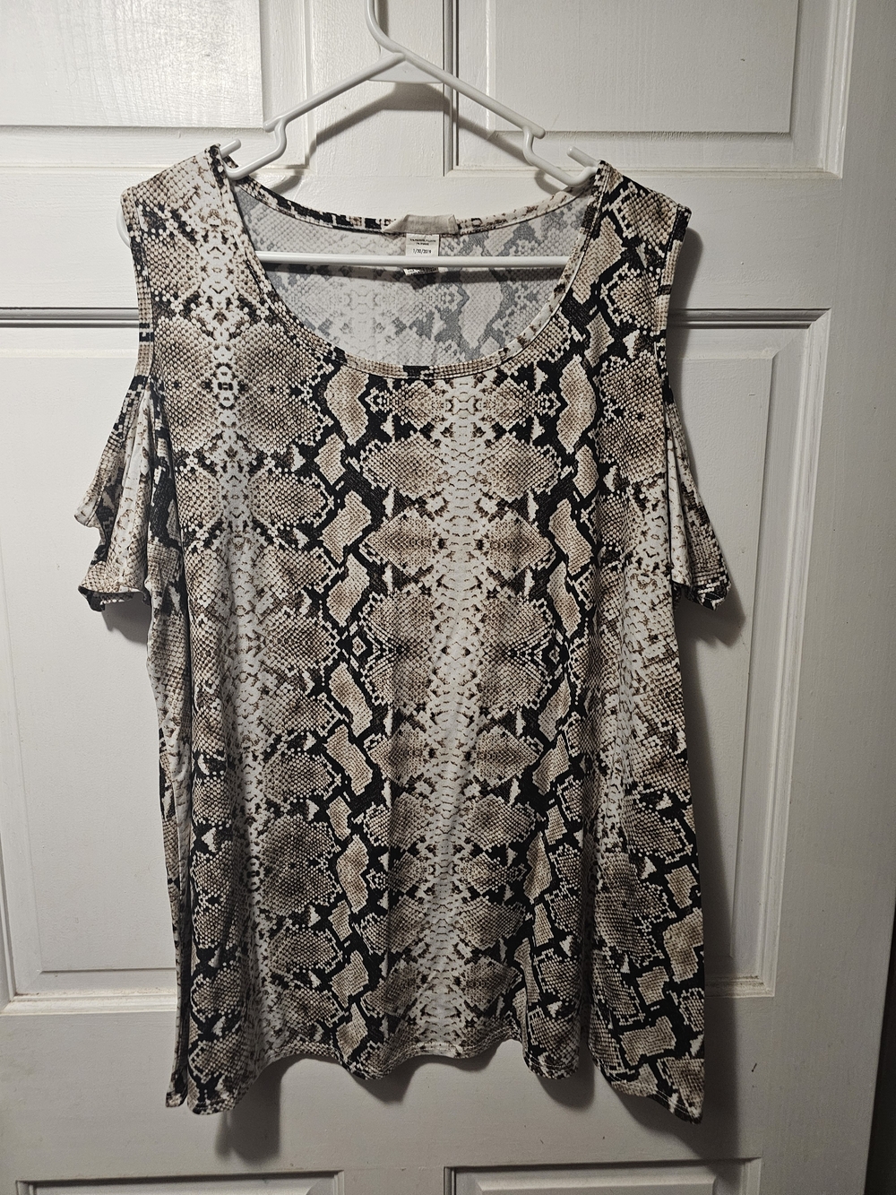 Cold-Shoulder Snake-Print Short Sleeve Tee in Beige and Black